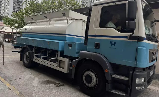 水務署以圍欄圍封水管滲漏的位置，並於附近設置多個臨時水箱，亦派出水車，為市民提供臨時食水。屯門區三聖關愛隊FB圖片