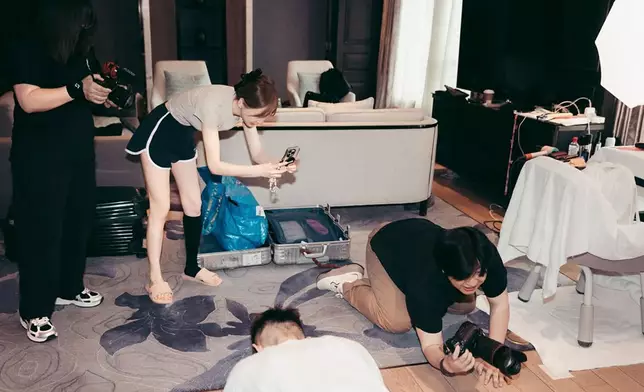 左腳穿著機能襪，疑似舊傷未癒