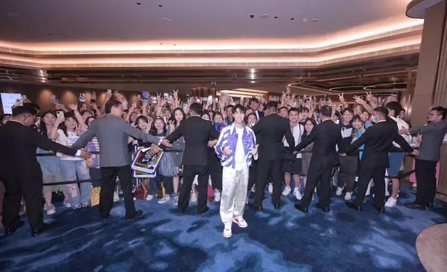 完騷後，Jay專誠走到場館外與粉絲見面。