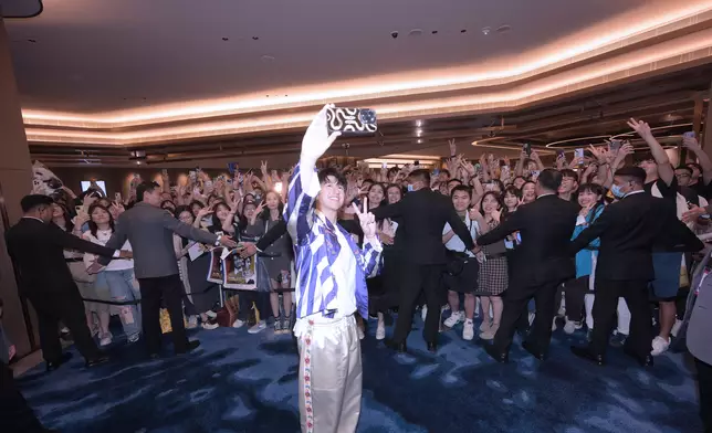 又與粉絲自拍。