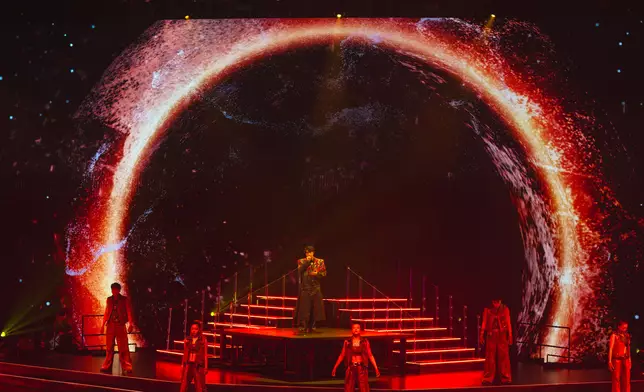 Jay以七彩閃片長褸型格登場。