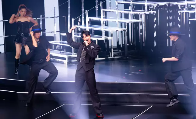 不停向粉絲派心心。