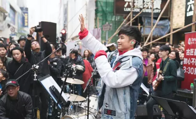 古Sir曾於街頭Busking。