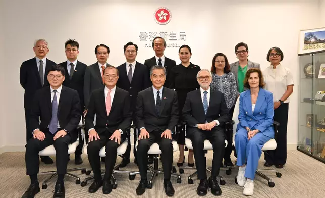 梁振英陪同洪都拉斯駐華大使，到訪醫務衞生局與局長盧寵茂會面。醫務衞生局FB圖片