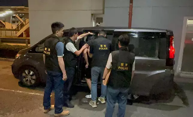 恒生銀行劫案疑犯被移交香港警方後被帶走。