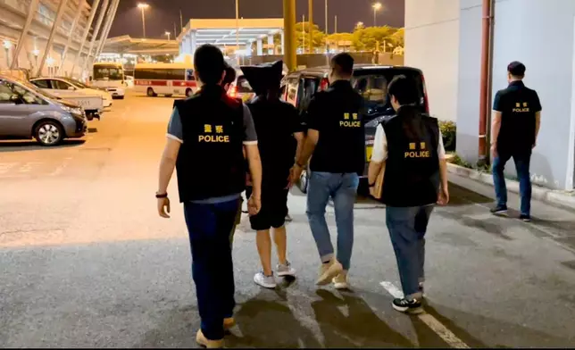 恒生銀行劫案疑犯被移交香港警方後被帶走。