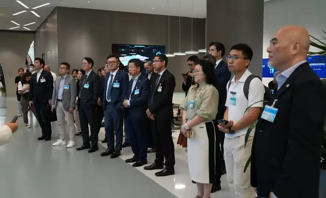 參訪團到晶泰科技。巴士的報記者攝