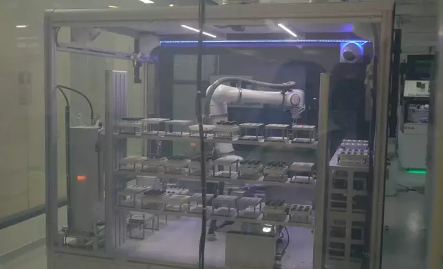 在晶泰科技智能自主實驗室，參訪團見證了機器人如何重塑創新藥和新材料的研發工作。巴士的報記者攝