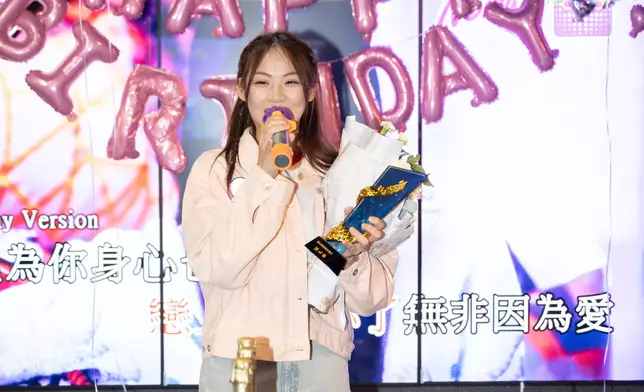 提前慶祝23歲生日。