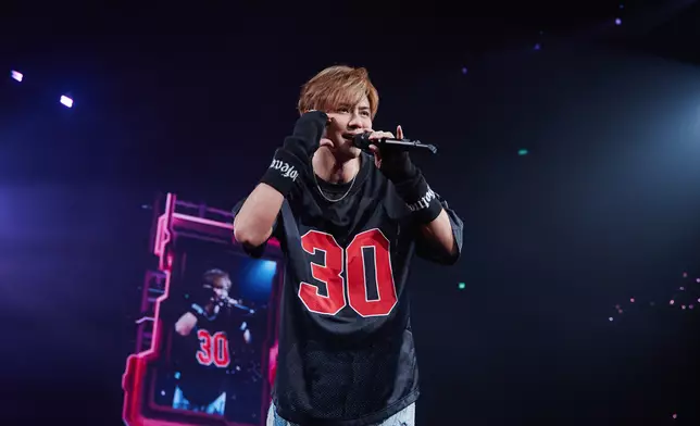 全場粉絲歡呼吶喊不已！