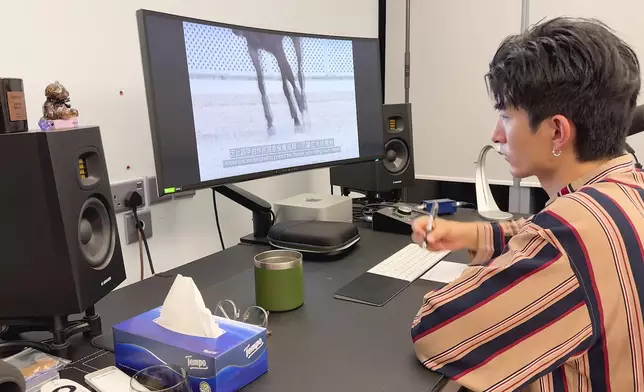 Aska非常好學，甚至提前觀看了照顧馬匹的教學片。