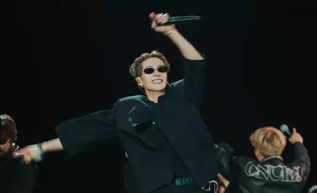 Jackson首次現場表演新歌《BUCK》。