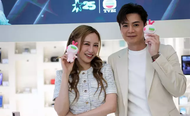 難得與新加坡粉絲見面，怎能不帶禮物給他們呢﹗羅子溢及龔嘉欣均準備TV Buddy 公仔，送給一同玩遊戲的粉絲。