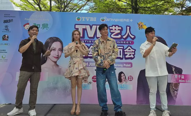 在Jurong Point舉行的「TVB藝人粉絲見面會」，羅子溢及龔嘉欣分享各自近況，更分別獻唱《不想獨自快樂》及《分分鐘需要你》。