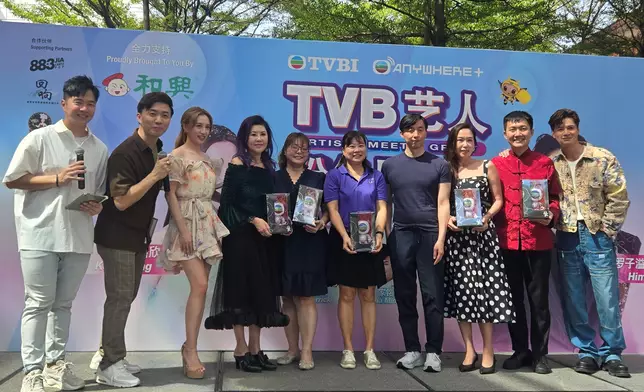 羅子溢及龔嘉欣今次帶同TV Buddy公仔，並附上親筆簽名送贈予活動的合作伙伴，又送禮物予玩遊戲的粉絲們。