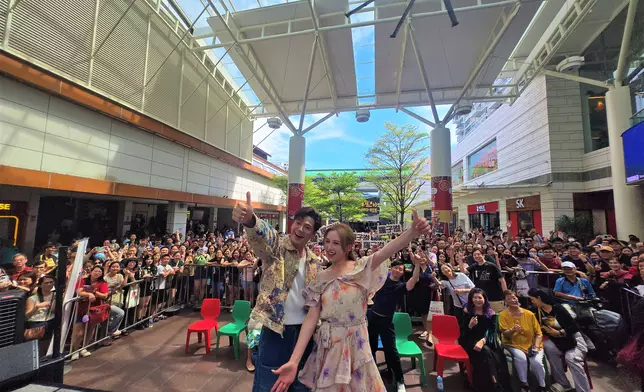 活動將近尾聲，羅子溢及龔嘉欣與現場一眾粉絲們、兩位主持人嘉翊和家銘，及當地歌手關雪兒（Sharon Kwan）進行大合照。