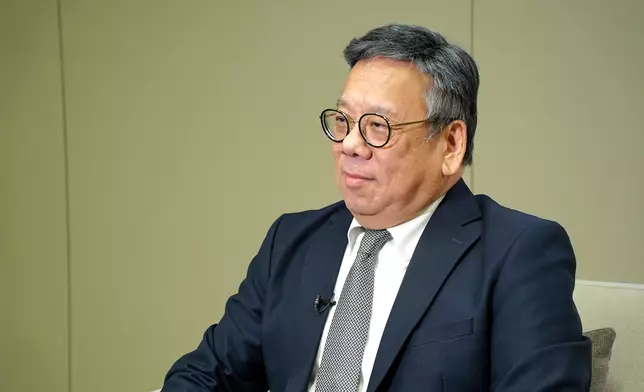 商務及經濟發展局局長丘應樺接受專訪（巴士的報記者攝）