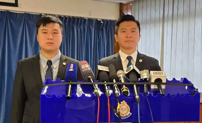 警方油尖警區刑事調查總督察陳熾華(右)及刑事調查隊高級督察陸智灝(左)向傳媒簡報案情。