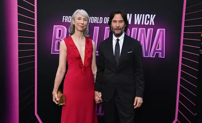 奇洛李維斯罕有地拖著藝術家女友Alexandra Grant一同現身紅地氈。