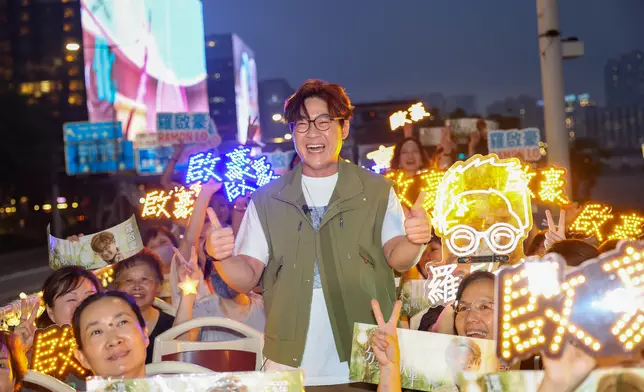 豪「巴」 暢遊紅隧向巨型廣告版道別。