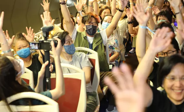 啟豪與「豪殼」穿越紅隧開心打卡。