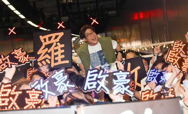 活動讓啟豪及豪殼向大型廣告板道別。