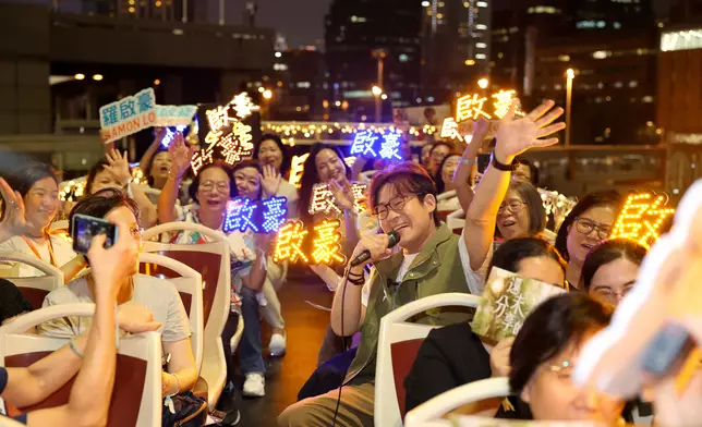 啟豪與「豪殼」乘搭第一次露天巴士格外興奮。