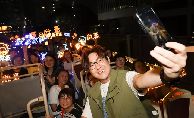 啟豪於巴士上快閃不同位置與「豪殼」自拍留念。