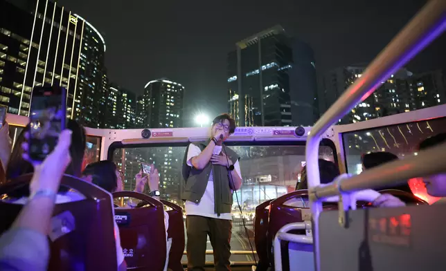 啟豪與「豪殼」於巴士上配合活動清唱出《還未分享的歌單》。