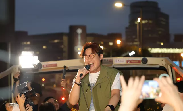 啟豪開心天公造美於活動前停雨。