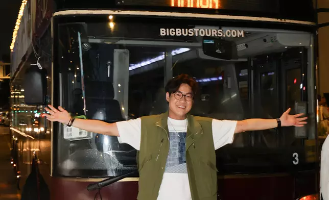 啟豪於專屬巴士前打卡留念。