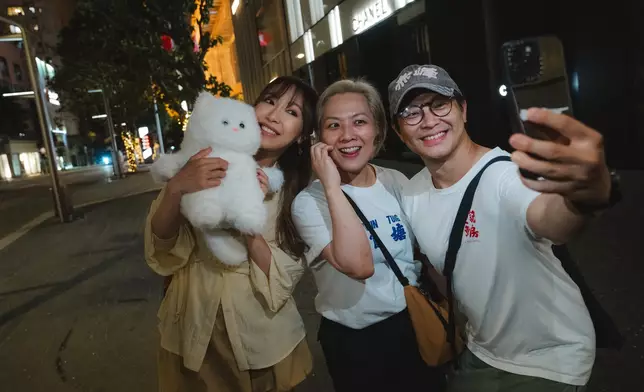 Mischa與MV導演6號、Tim Lui合照。