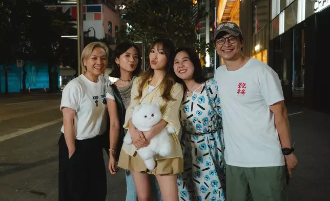 Mischa與導演6號、Tim Lui、演員合照。