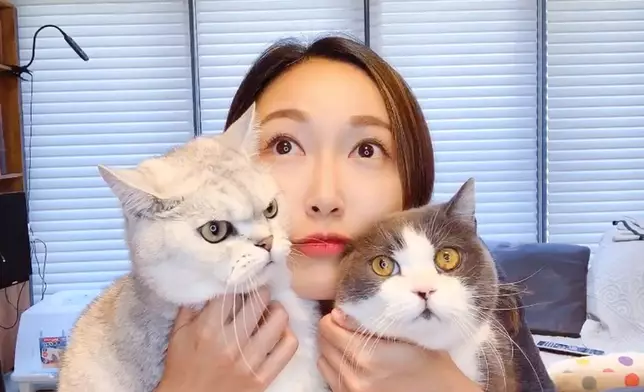 Mischa與兩隻愛貓合照。