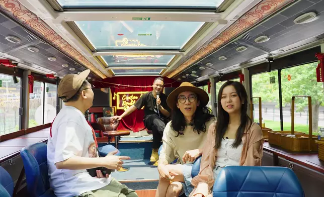 三人坐觀光巴士暢遊打卡點。