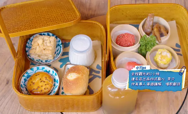 三人坐觀光巴士暢遊打卡點。