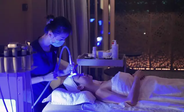 Karen享受天花板級按摩水療服務。