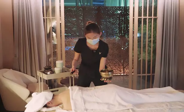 Karen享受天花板級按摩水療服務。