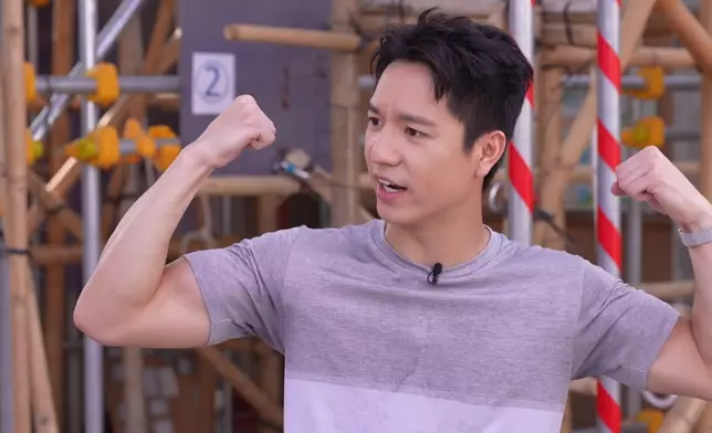 吳偉豪show肌表示有充足體力。