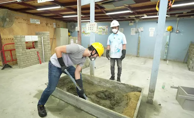 吳偉豪笑稱溝英泥像做gym。