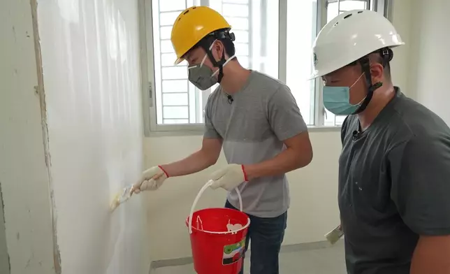 吳偉豪：跪喺度髹油10分鐘已經感到小腿抽筋。