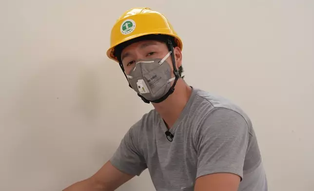 吳偉豪：跪喺度髹油10分鐘已經感到小腿抽筋。