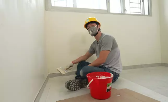 吳偉豪：跪喺度髹油10分鐘已經感到小腿抽筋。