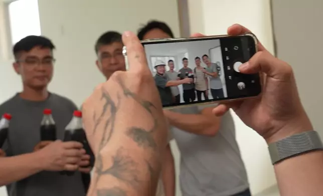 化身「友誼先生」請客慰勞裝修師傅。