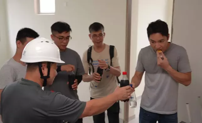 化身「友誼先生」請客慰勞裝修師傅。