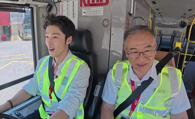 丁子朗學習一系列駕駛技巧，包括打八字陣、拍L後波。