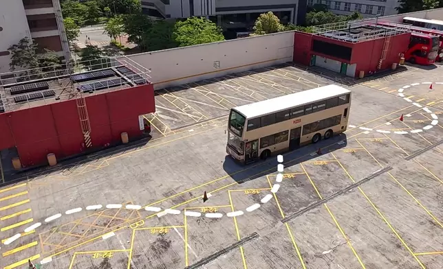 丁子朗學習一系列駕駛技巧，包括打八字陣、拍L後波。