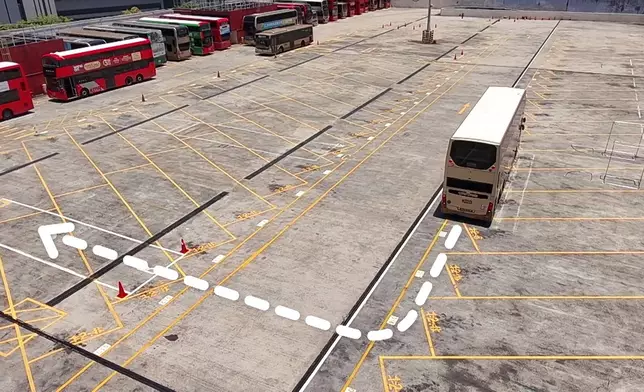 丁子朗學習一系列駕駛技巧，包括打八字陣、拍L後波。