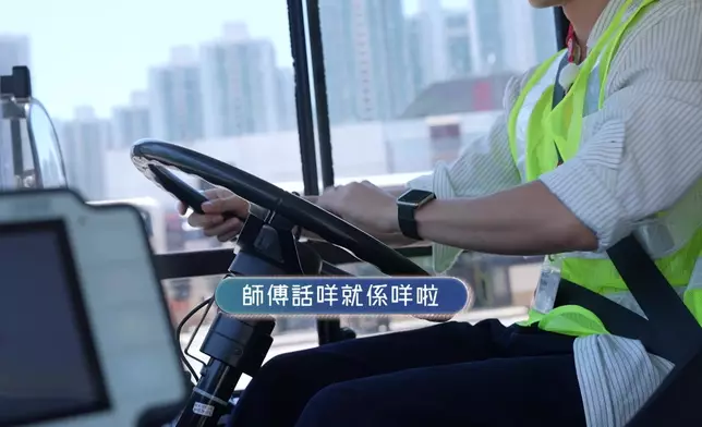 丁子朗學習一系列駕駛技巧，包括打八字陣、拍L後波。