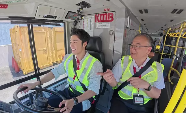 丁子朗學習一系列駕駛技巧，包括打八字陣、拍L後波。